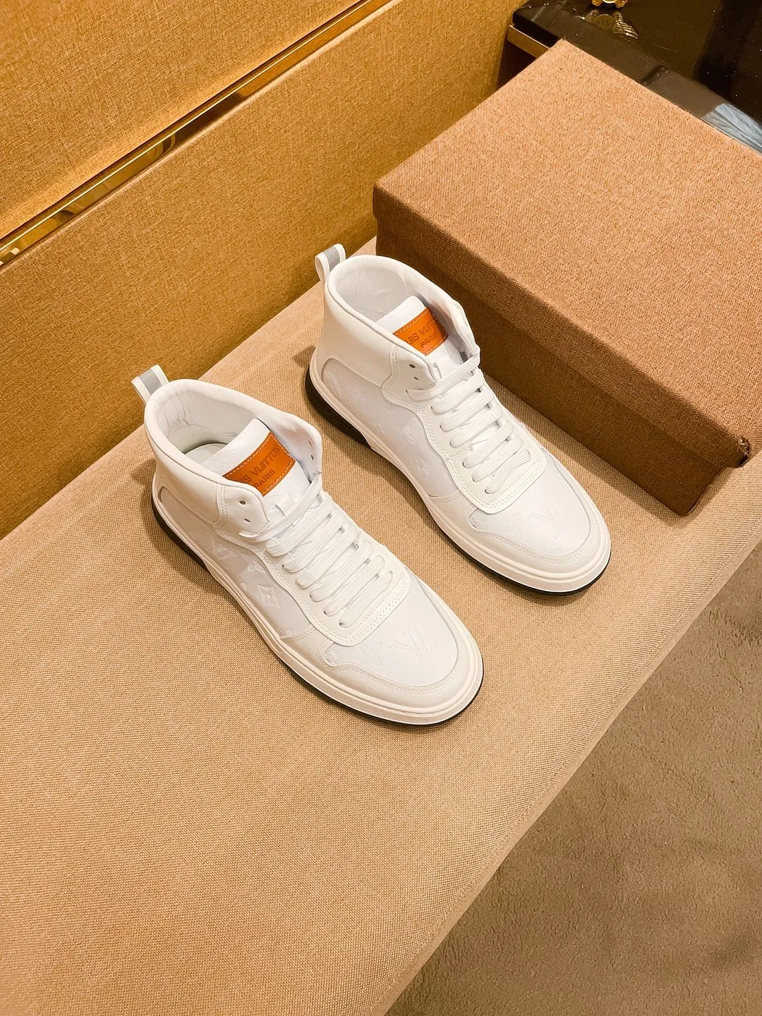 Men's shoes 💰 440💰【 LV 】🔥 Louis Vuitton, high-end men's shoes brand, official website 1:1 latest masterpiece: the upper is made of first-layer cowhide imported from Italy with a comfortable and breathable lining➕original non-slip and wear-resistant outsole🔥, making walking more convenient and comfortable! An exclusive new model, a stunning work, a beautiful 1:1 replica [color] compared to the official quality! Create a fashionable personality to set off your uniqueness! A must-have for trendy men! Classic🔥Size: 38-44 Color: 🔥Multiple colors available🔥